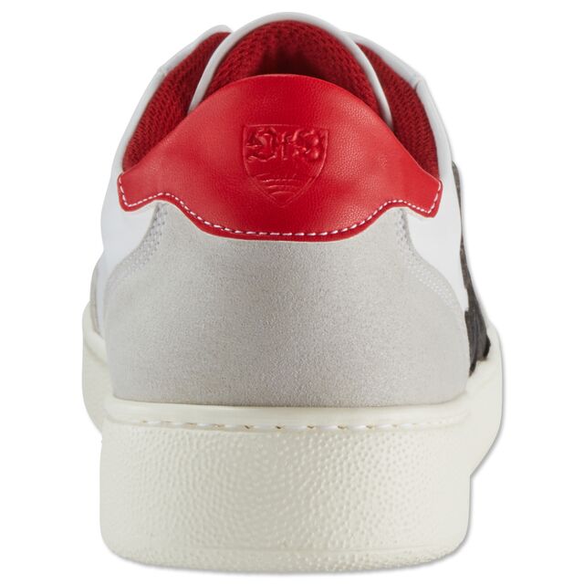 weiß-rote Sneaker mit VfB Wappen an der Ferse 