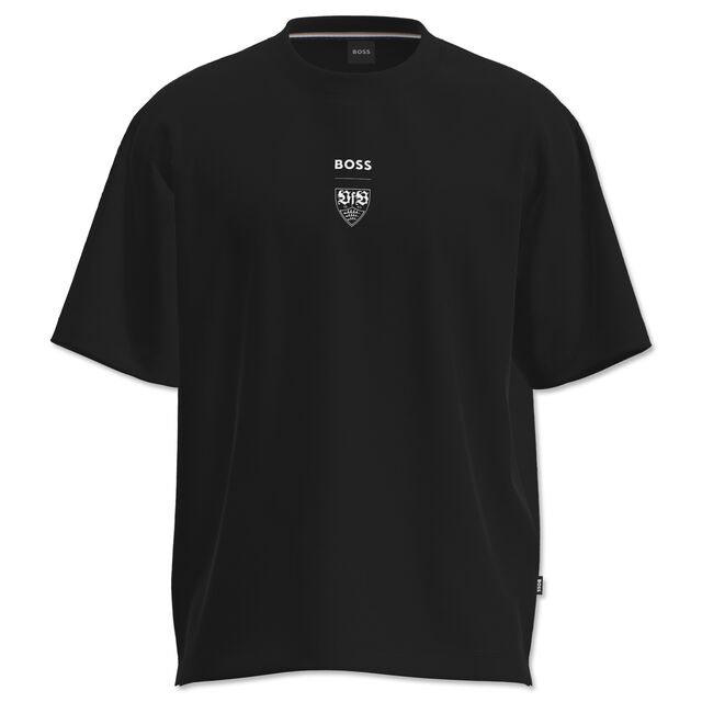 schwarzes T-Shirt mit kleinem BOSS Schriftzug und darunter das VfB Wappen