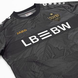 schwarzes Trikot mit Blatt Muster, goldenem VfB Wappen und JAKO Schriftzug sowie weißem LBBW Logo im Brustring