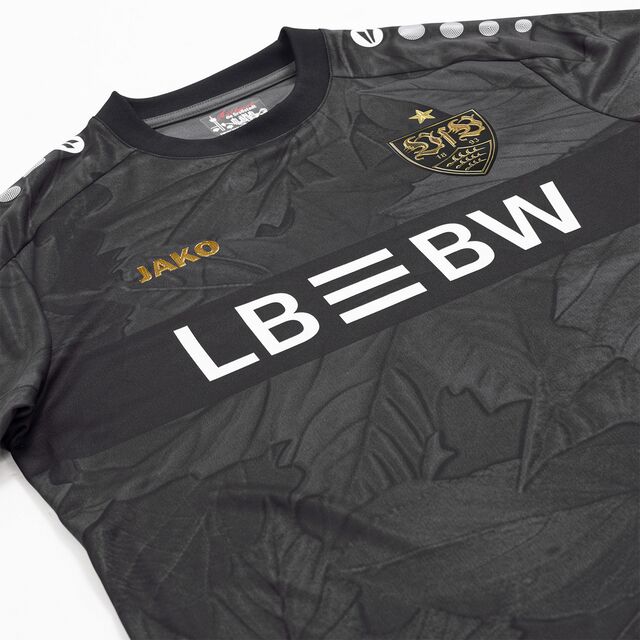 schwarzes Trikot mit Blatt Muster, goldenem VfB Wappen und JAKO Schriftzug sowie weißem LBBW Logo im Brustring