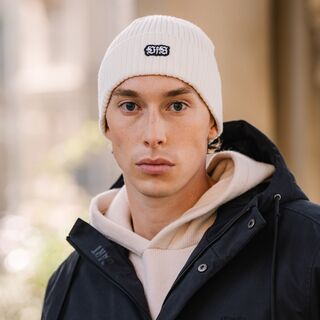 Mann trägt die VfB Kleinigkeit Beanie Wappen weiß