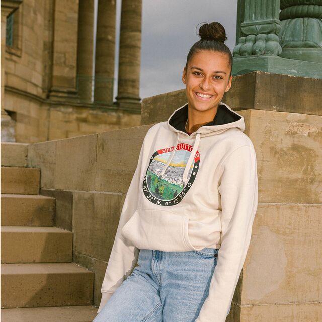 Frau trägt den VfB Hoodie Tradition sand