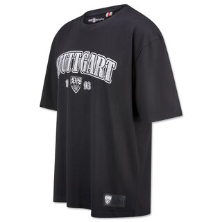 schwarzes T-Shirt mit weißem VfB Wappen und weißer Aufschrift Stuttgart 1893