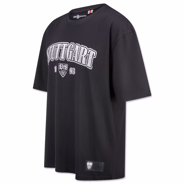 schwarzes T-Shirt mit weißem VfB Wappen und weißer Aufschrift Stuttgart 1893