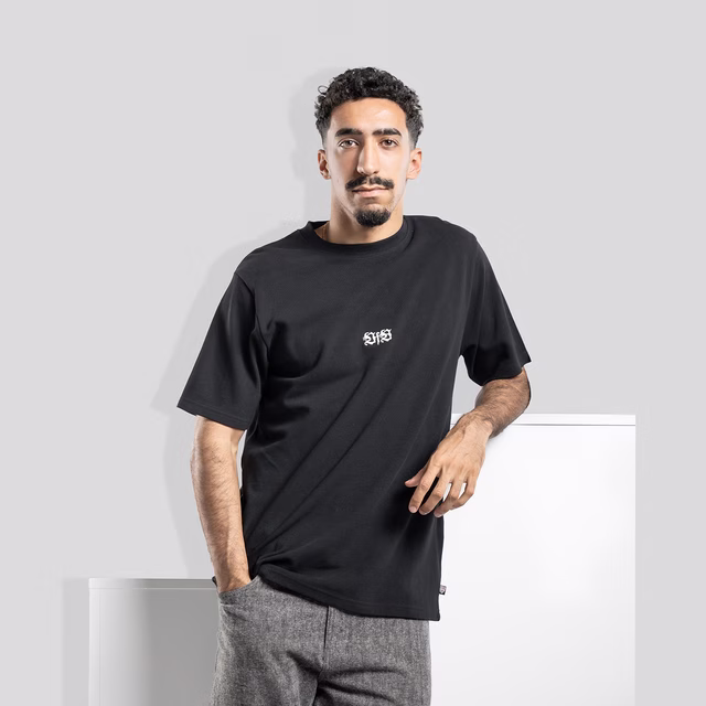 Schwarzes T-Shirt mit Schriftzug VfB in der Mitte 