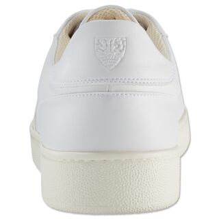 weiße Sneaker mit weißem VfB Wappen an der Ferse