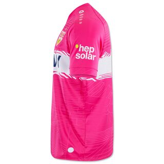 Seitenansicht des pinken VfB Torwarttrikots 25/26 mit hep solar auf dem Ärmel