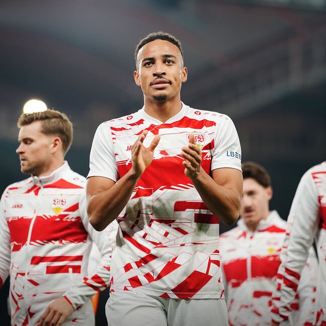 Spieler Jamie Leweling trägt das VfB Warm-Up Shirt 