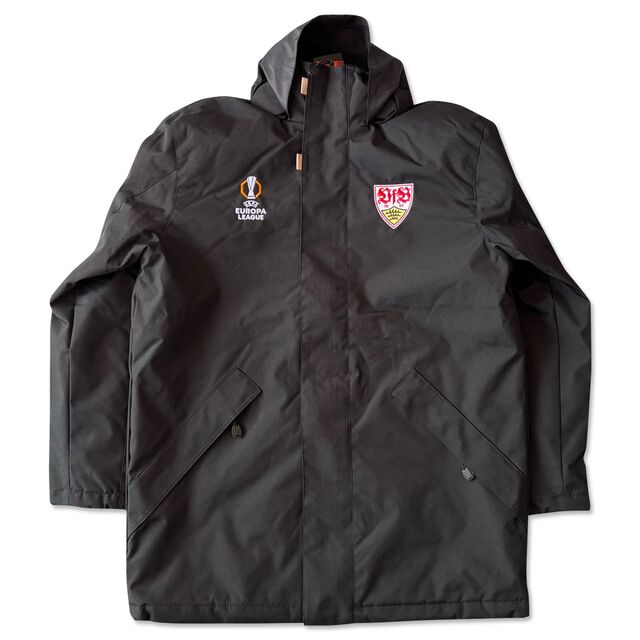 schwarze Jacke mit Seitentaschen, VfB Wappen und Europa League Logo
