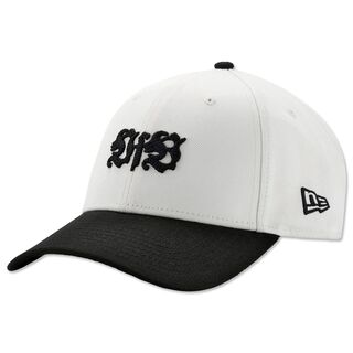 weiße Cap mit schwarzem Schirm und schwarzem VfB Logo auf der Vorderseite