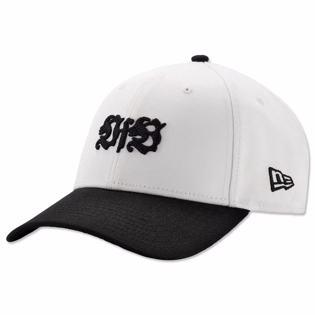 weiße Cap mit schwarzem Schirm und schwarzem VfB Logo auf der Vorderseite