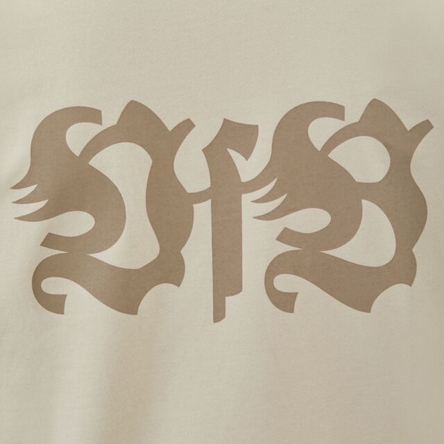 Nahaufnahme des VfB Schriftzugs auf dem VfB T-Shirt Tradition beige