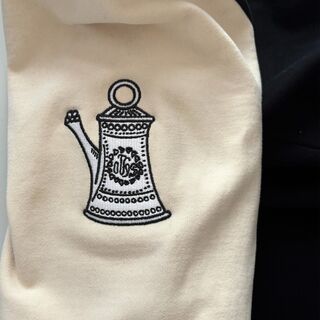 Nahaufnahme der Cannstatter Kanne auf der VfB Jacke Coach