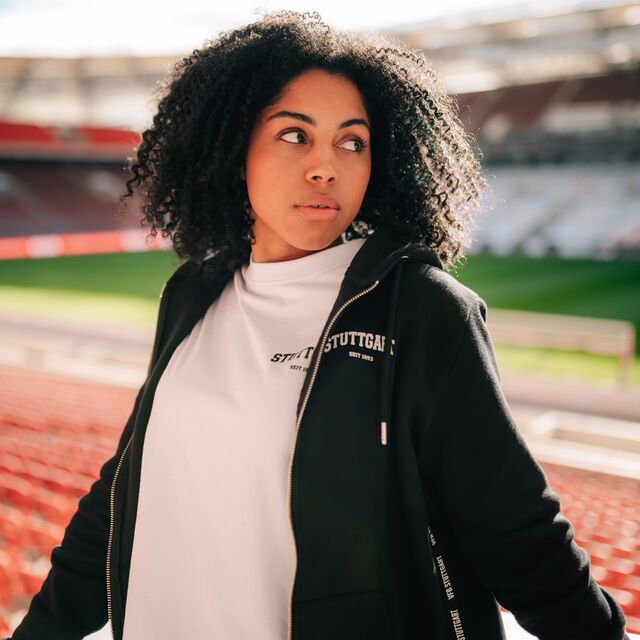 weibliches Model trägt die VfB Kleinigkeit Sweatjacke