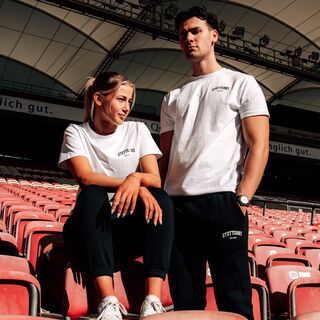 zwei Personen tragen Kleidung der VfB Kollektion Kleinigkeit