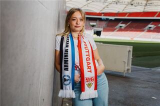 Frau im Stadion trägt den VfB Druckschal Begegnung Pokalfinale 2025