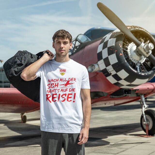 männliches Model steht am Flughafen und trägt das T-Shirt Stuttgart International