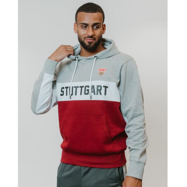 Josha Vagnoman trägt den VfB Hoodie Stuttgart in den Farben Grau, Rot und Weiß