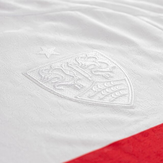 Nahaufnahme des weißen VfB Wappens auf dem Sondertrikot