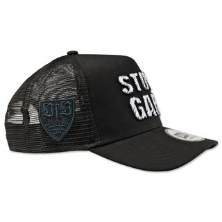 schwarze Cap mit Netzteil und VfB Wappen mit der weißen Aufschrift Stuttgart auf der Vorderseite