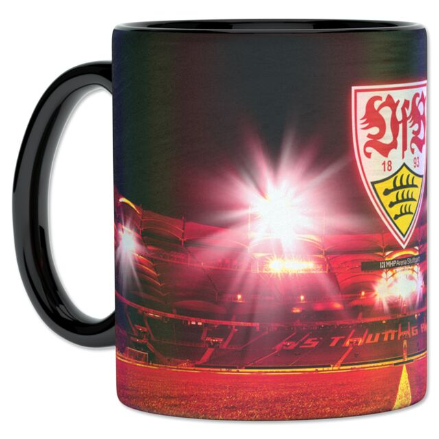Tasse mit VfB Wappen und der MHP Arena bei Flutlicht