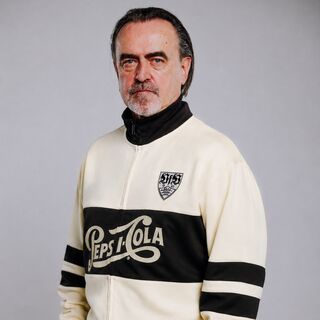 Günther Schäfer trägt die VfB Pepsi Jacke Retro 