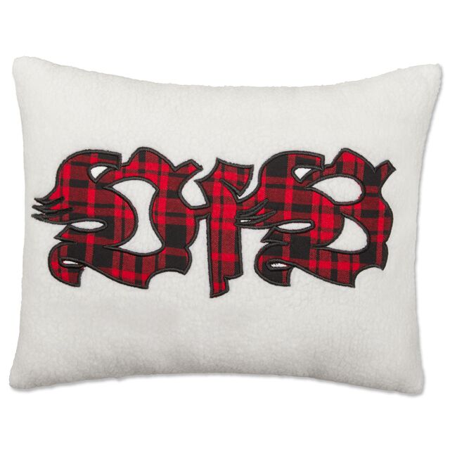 weißes Sherpakissen mit schwarz-rot kariertem VfB Logo