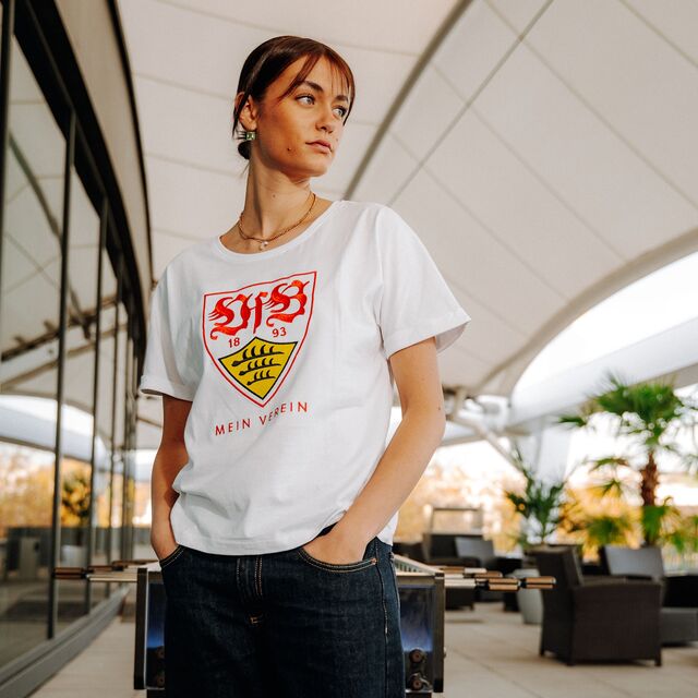 weibliches Model trägt das VfB Damen T-Shirt MIEN VEREIN in Weiß