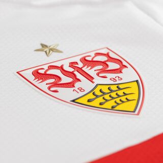 Nahaufnahme des VfB Wappens auf dem Heimtrikot 24/25