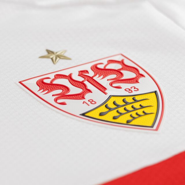 Nahaufnahme des VfB Wappens auf dem Heimtrikot 24/25