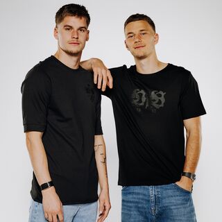 zwei VfB Spieler tragen schwarze VfB T-Shirts