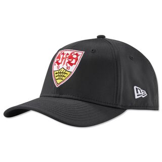 schwarze Kappe mit VfB Wappen auf der Vorderseite und New Era Logo an der Seite