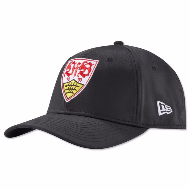 schwarze Kappe mit VfB Wappen auf der Vorderseite und New Era Logo an der Seite
