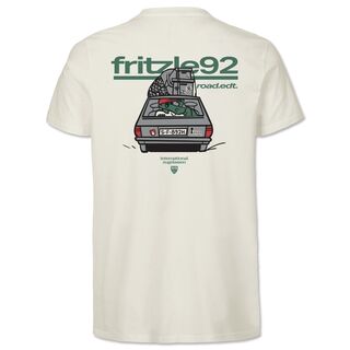 Rückseite des T-Shirts in Offwhite mit der Aufschrift Fritzle 92 und einem Bild von Fritzle bei einem Roadtrip