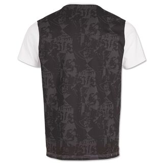 Rückseite des T-Shirts mit dunklem VfB Camouflage Muster und weißen Ärmeln
