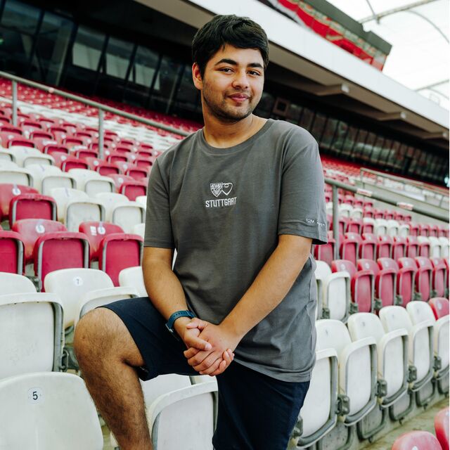 männliches Model trägt das VfB T-Shirt Stuttgart Brailleschrift