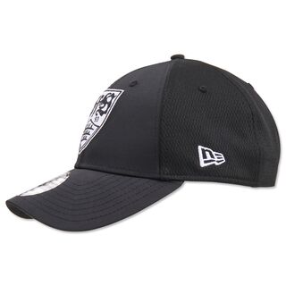 schwarze Kappe mit weißem VfB Wappen auf der Vorderseite
