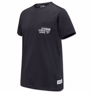 Schwarzes T-Shirt mit Brusttasche und Schriftzug Ein Leben Lang, inklusive VfB Wappen 
