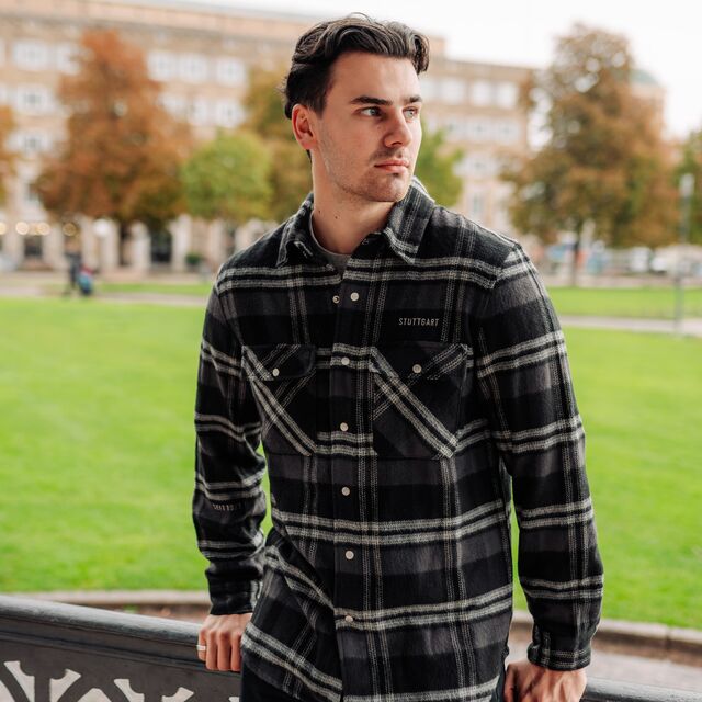 männliches Model trägt das VfB Kleinigkeit Overshirt