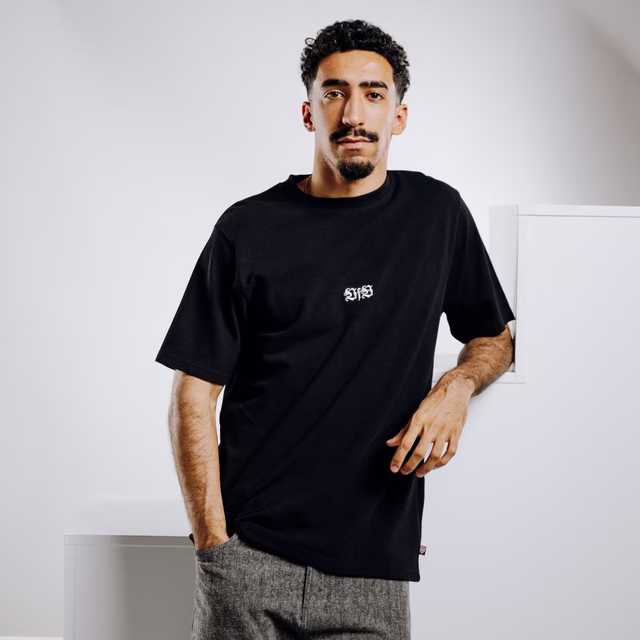 Tiago Thomas trägt das T-Shirt Clubhouse Kollektion