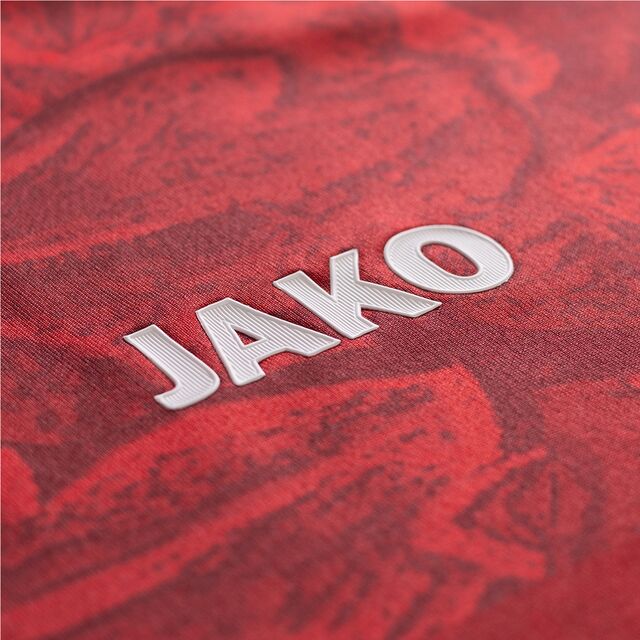 Nahaufnahme des JAKO Schriftzugs auf dem VfB Auswärtstrikot 25/26