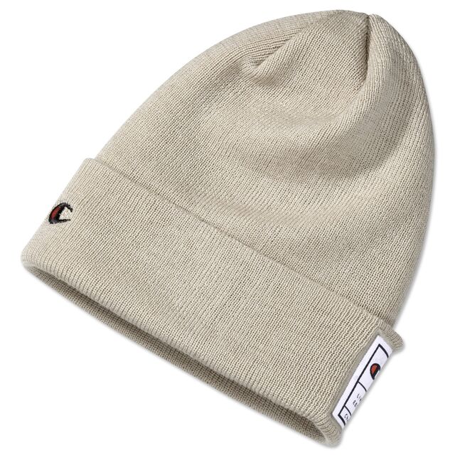 beige Beanie mit Champion Logo und Champion x VfB Logo von der Seite