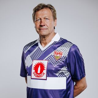 Guido Buchwald trägt das VfB Retro Shirt 1990 lila 