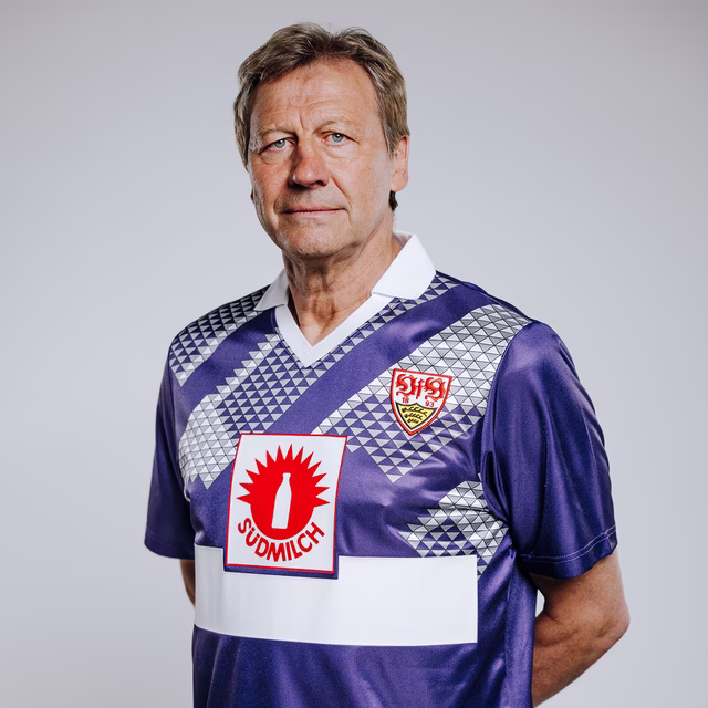 Guido Buchwald trägt das VfB Retro Shirt 1990 lila 