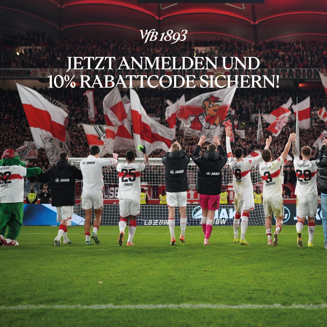 Spieler feiern vor der Cannstatter Kurve 