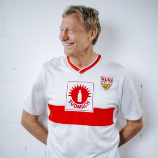 Guido Buchwald trägt das VfB Retro Shirt 1987-89 Heim 