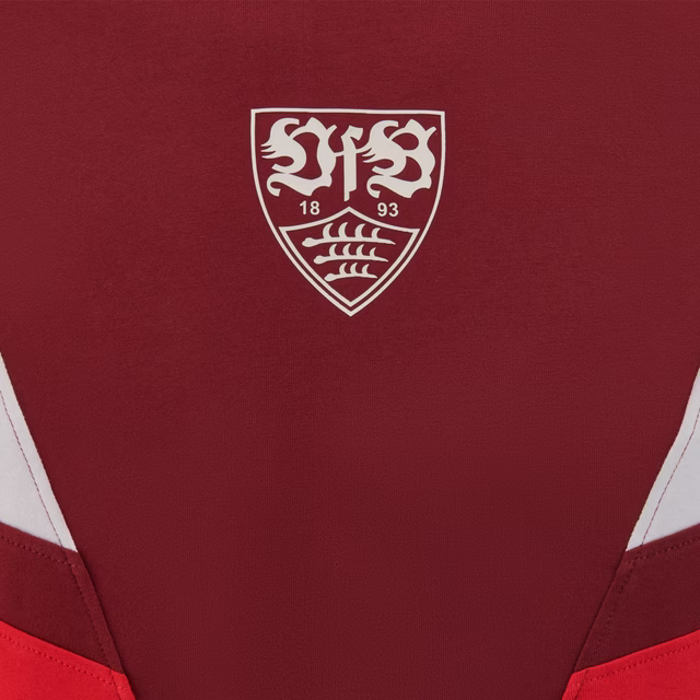 Nahaufnahme des weißen VfB Wappens auf dem T-Shirt