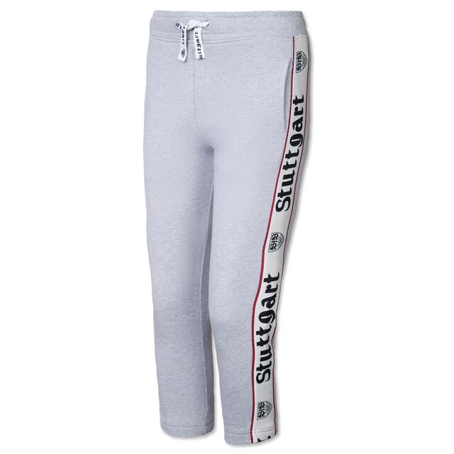 graue Jogginghose mit weißen Bändeln und weißem Streifen an der Seite mit VfB Wappen und der Aufschrift Stuttgart
