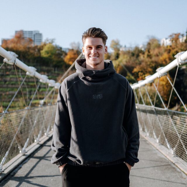 Ramon Hendriks trägt den VfB Kleinigkeit Fleece Emblem