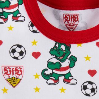 Nahaufnahme des roten Kragens und der Motive auf dem T-Shirt